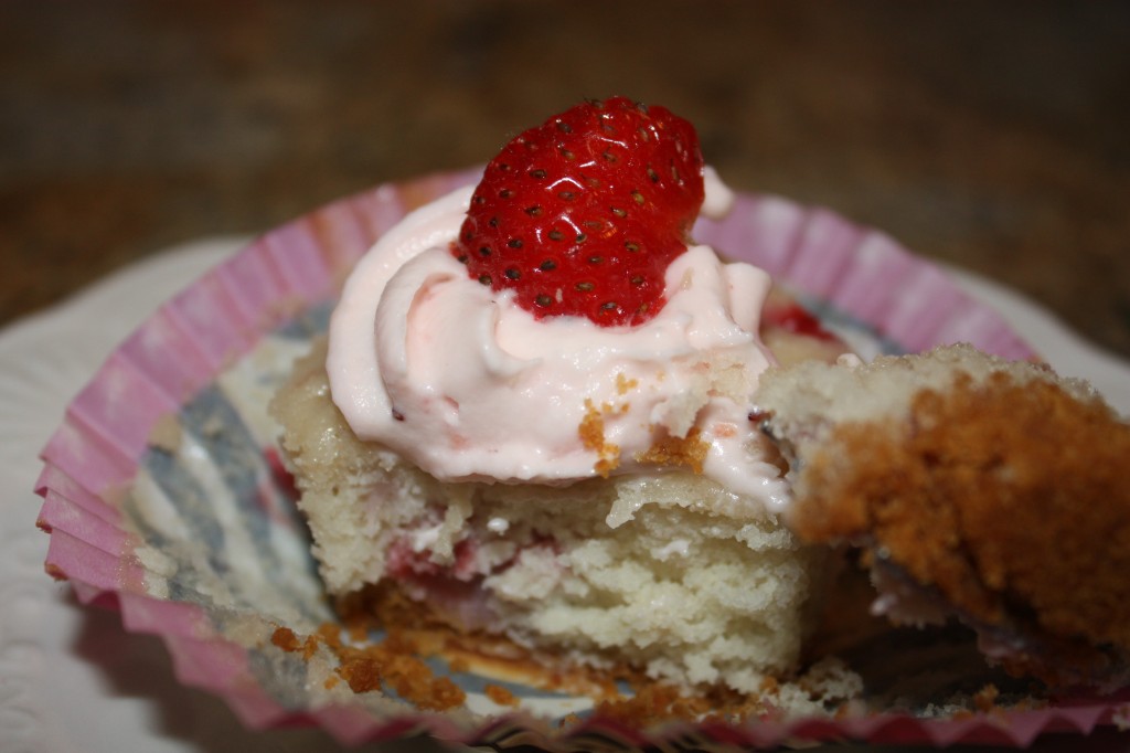 Strawberry cupcakes with graham cracker crust