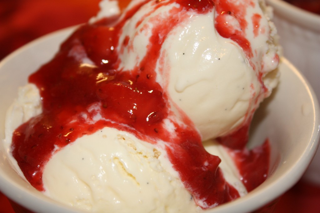 Sugar free strawberry topping is ready In less than 15 minutes! Lather spoonfuls of this sauce on toast, yogurt, or top on ice cream!