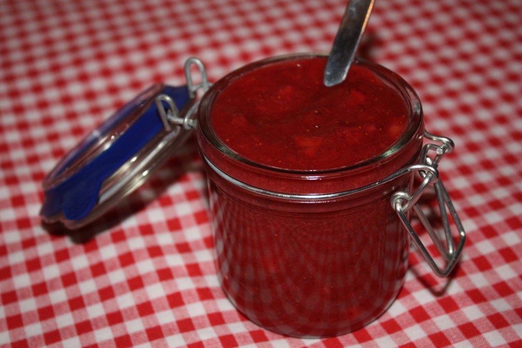 Sugar free strawberry topping is ready In less than 15 minutes! Lather spoonfuls of this sauce on toast, yogurt, or top on ice cream!