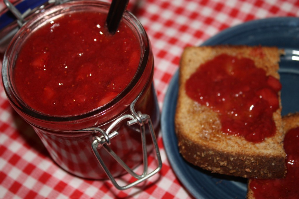 Sugar free strawberry topping is ready In less than 15 minutes! Lather spoonfuls of this sauce on toast, yogurt, or top on ice cream!