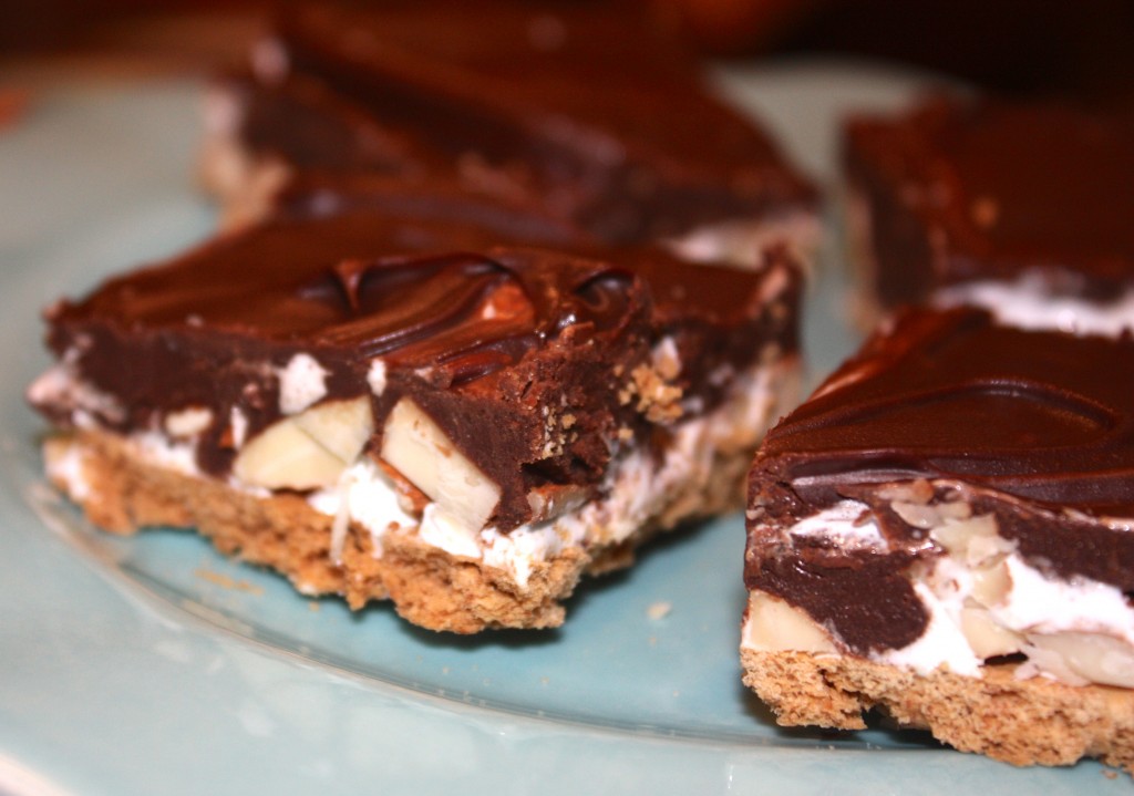 Rocky Road Bars - The Foodie Affair #dessert #chocolate #easy #recipe #bars #marshmallow