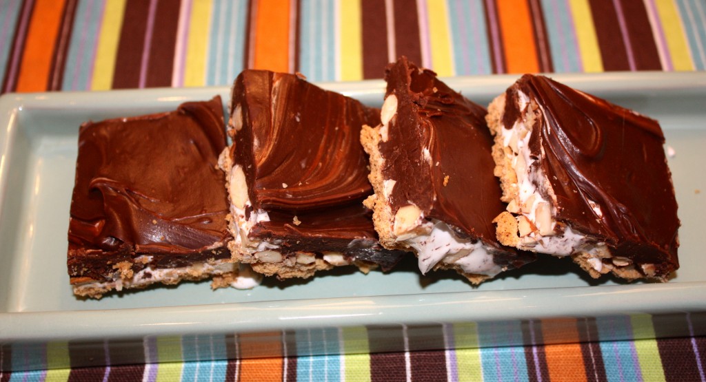 Rocky Road Bars - The Foodie Affair #dessert #chocolate #easy #recipe #bars #marshmallow