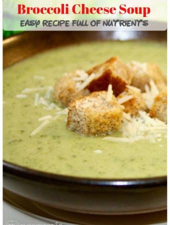 Learn how to make this creamy and delicious broccoli cheese soup! Filling and full of nutrients, which makes a perfect meal for lunch or dinner! #soup #broccoli #cheese #thefoodieaffair #healthy