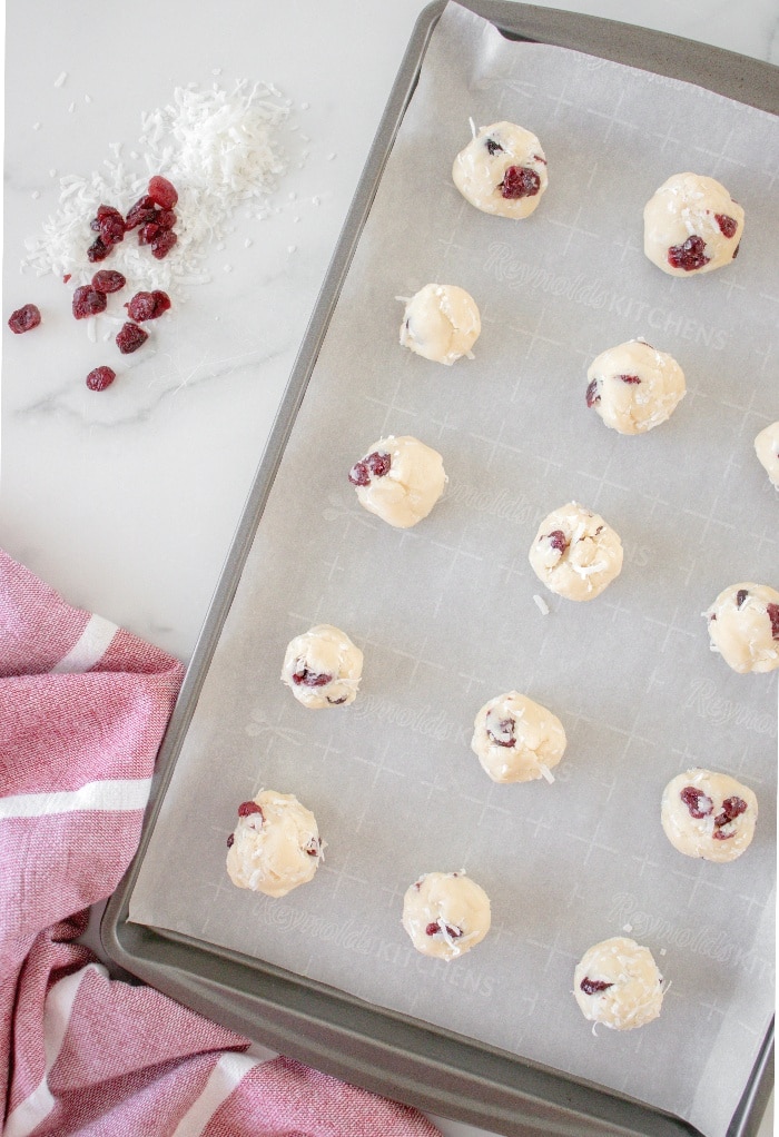 Here we place round cookie dough on a baking sheet lined with parchment paper.