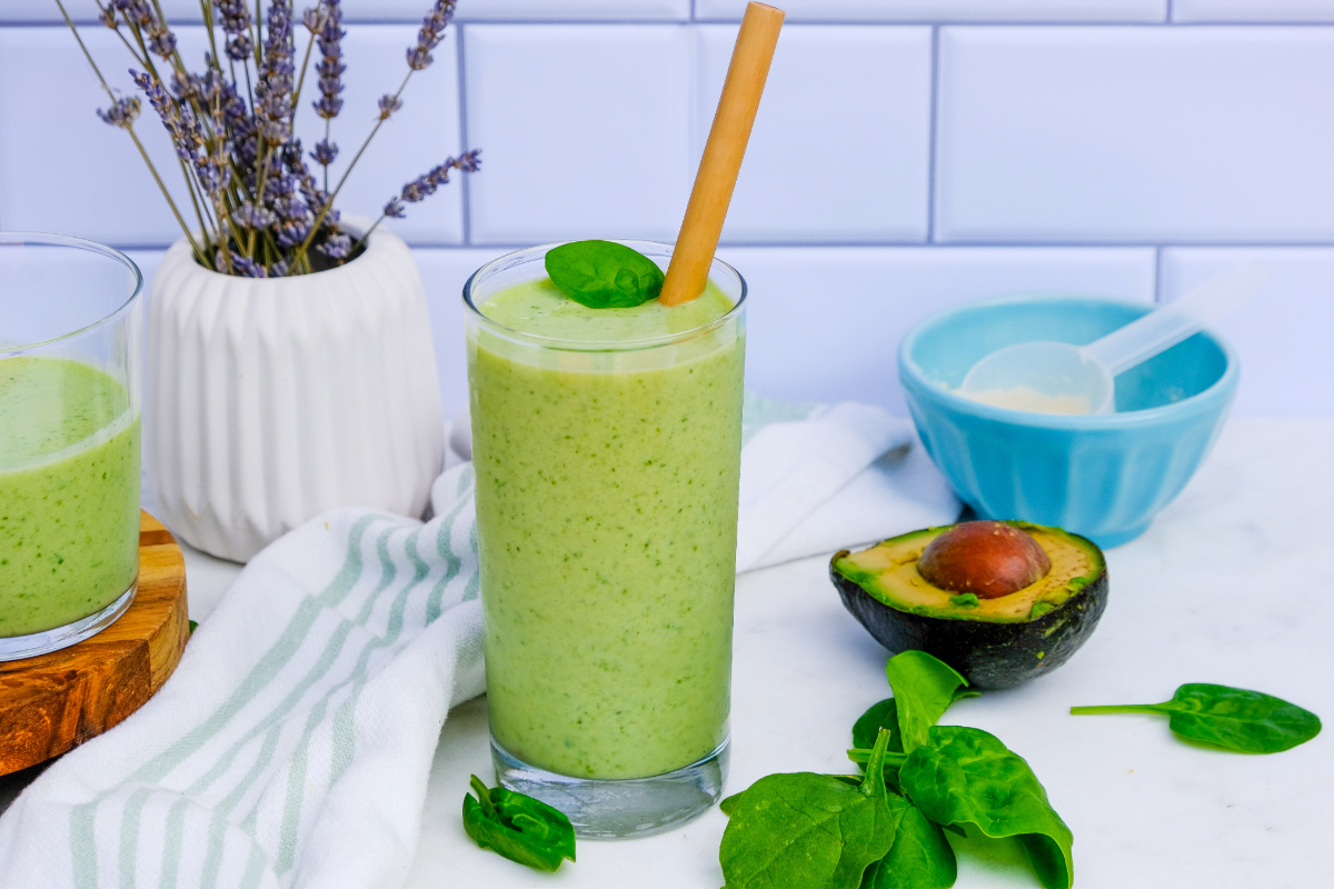 Green smoothie with fresh spinach.