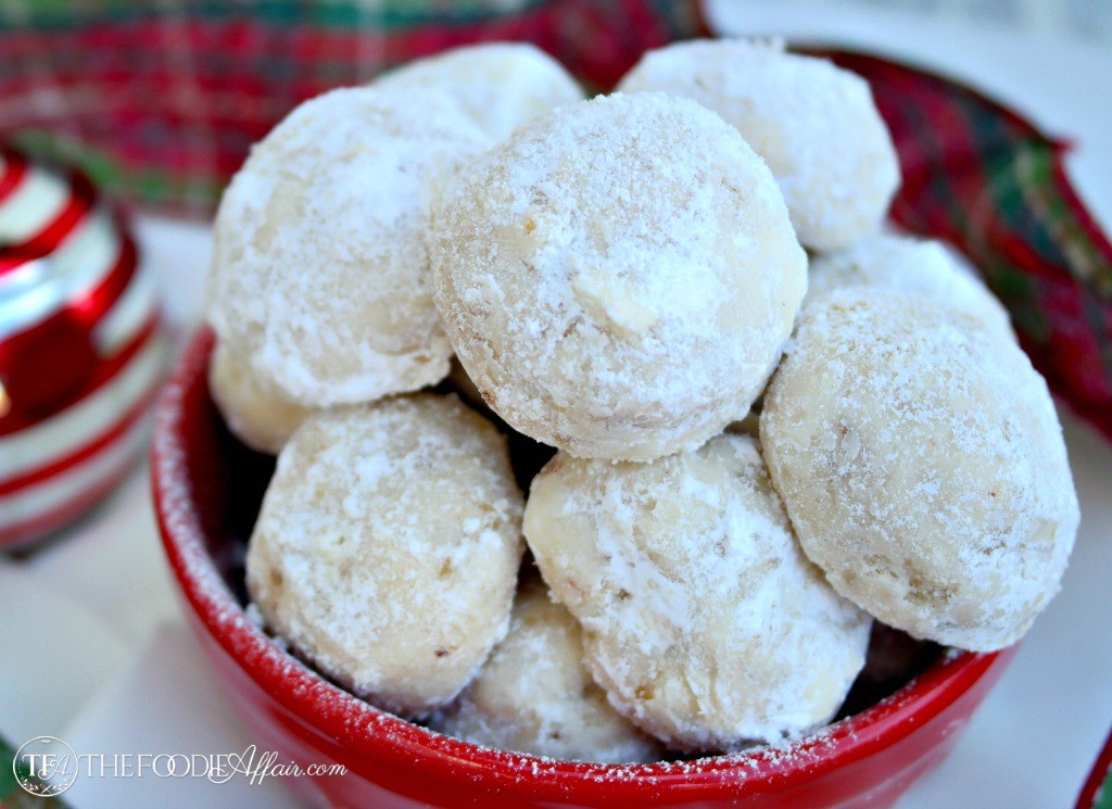 Mexican cookies in a red Christmas bowl 