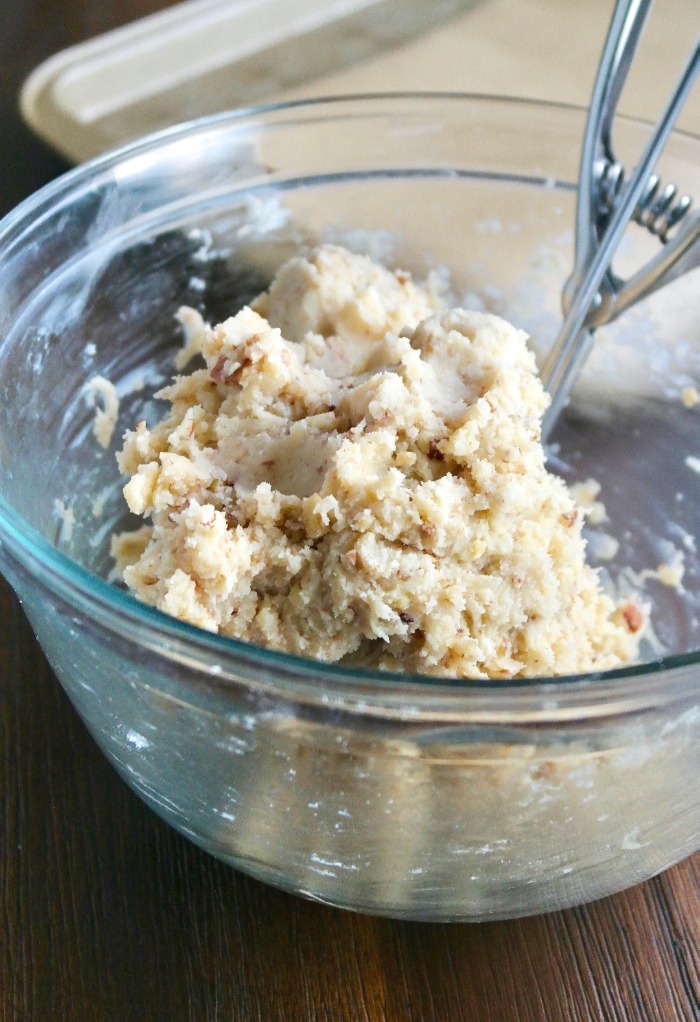 Dough for Mexican wedding cookie recipe in a clear bowl