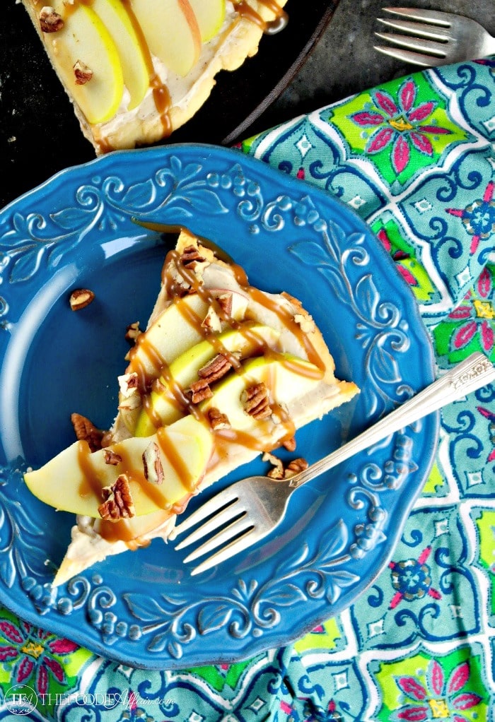 Caramel Apple Dessert Pizza #SundaySupper | The Foodie Affair