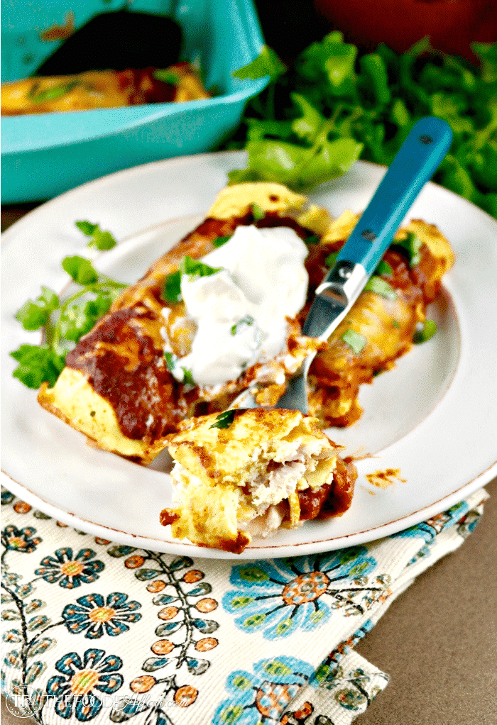 Low Carb Enchiladas with cheesy chicken filling #enchilada #chicken #lowcarb | www.thefoodieaffair.com