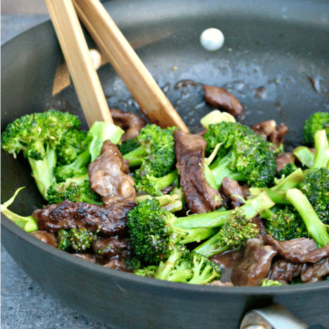 Easy orange beef stir fry recipe with a simple sauce made from fresh orange juice #stirfry #Asian #Recipe #beef | www.thefoodieaffair.com