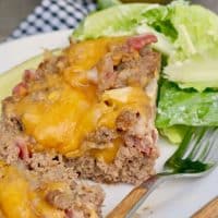 Low Carb Cheeseburger Meatloaf with all the fixings of a juicy burger. Keto, paleo and gluten free! #paleo #keto #lowcarb #meatloaf | www.thefoodieaffair.com