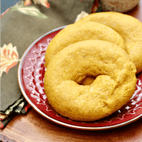 Low Carb Pumpkin Spice Bagels are gluten free and packed with flavor with only 4.7 carbs! #flourless #ketorecipe #pumpkinspice |www.thefoodieaffair.com
