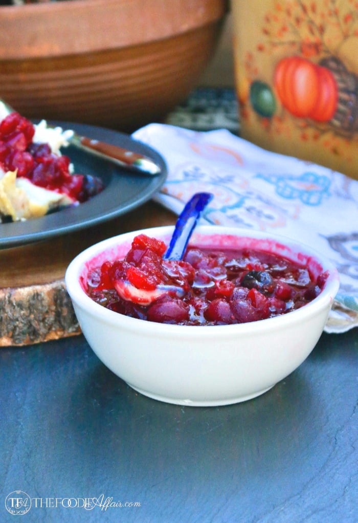 Simple ingredients to make this healthy cranberry sauce - fresh berries, sugar alternative, orange oil and cinnamon #CranberrySauce #Thanksgiving #LowSugar #LowCarb | www.thefoodieaffair.com
