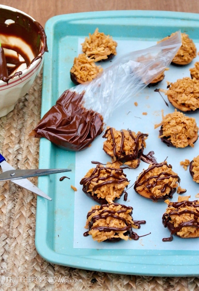 Assembling no bake cookies on a teal cookie tray #nobake #cookies #caramel #sweets | www.thefoodieaffair.com