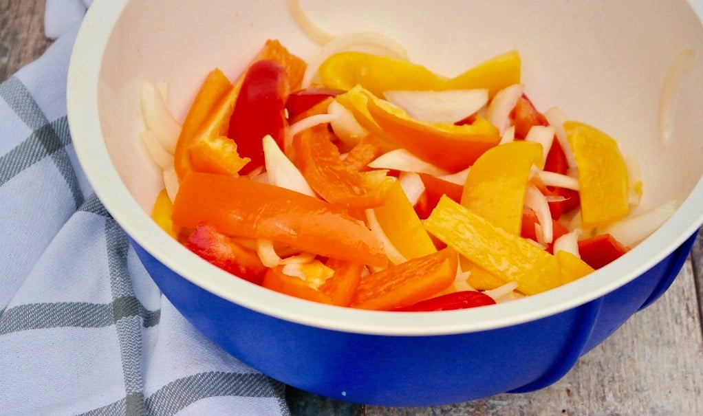 sliced peppers for baked chicken fajitas in blue bowl
