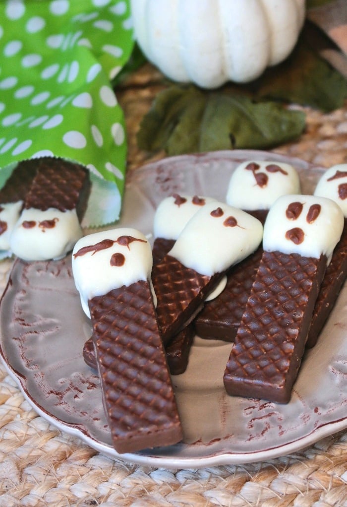 chocolate dipped ghosts used as halloween cake topers
