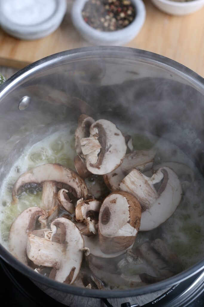 Here we add the mushrooms to the mushroom sauce recipe! 