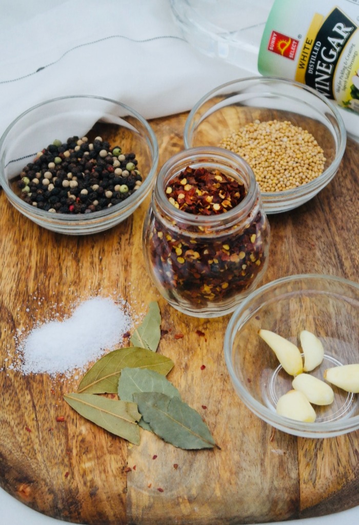 Spices used to make pickled vegetables. 