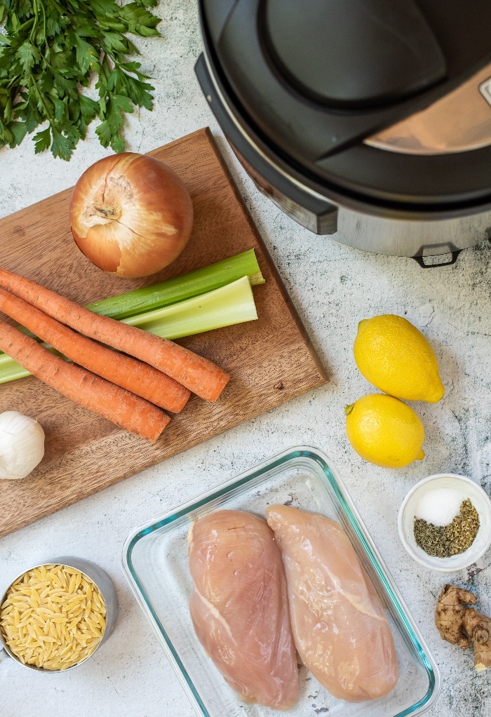 Ingredients need to make lemon chicken orzo soup.