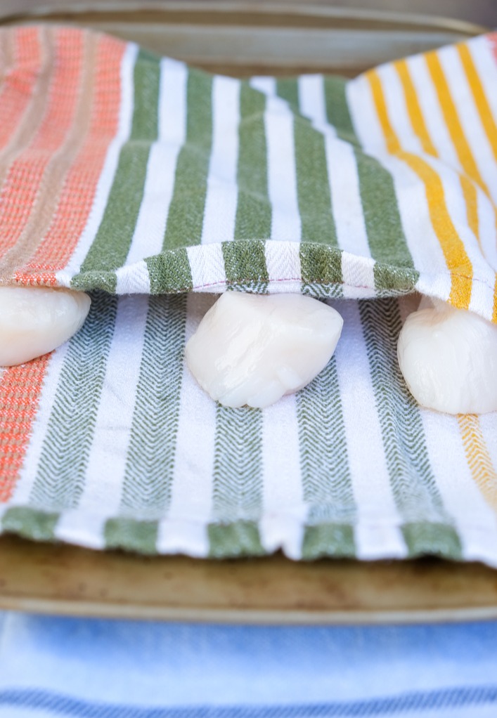 Dry scallops between a clean kitchen towel. 