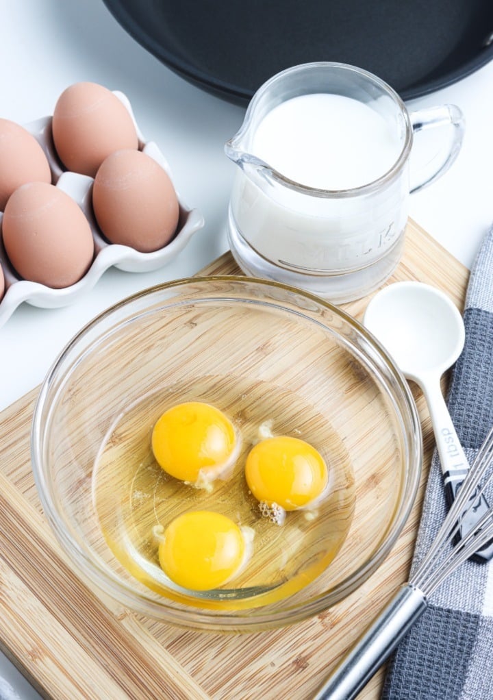 Ingredients for fluffy scrambled eggs. 