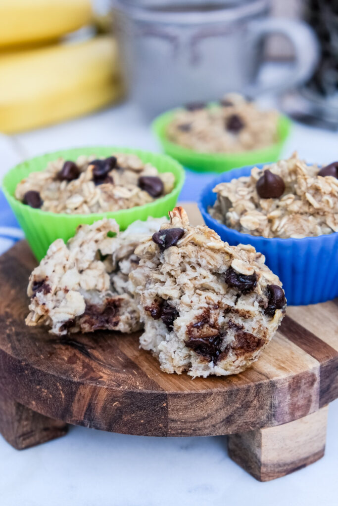Muffin cups made with oatmeal and chocolate chips. 