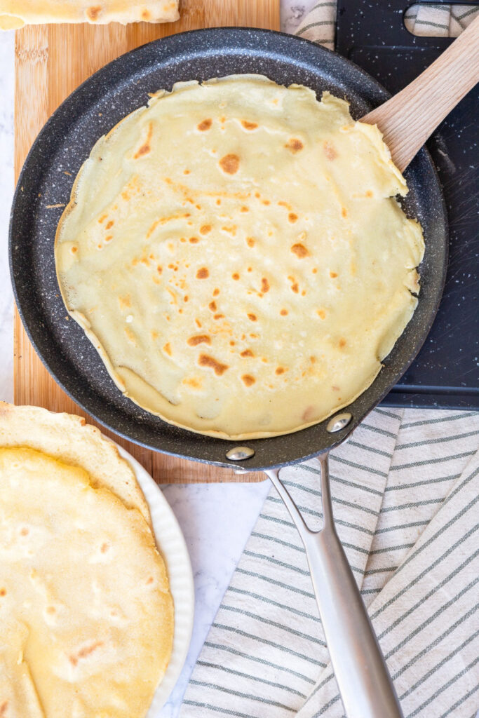 Crepes in a skillet cooked.