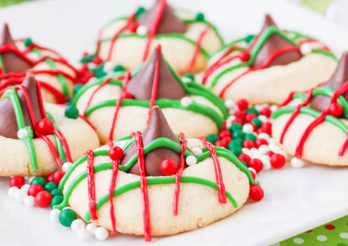Blossom cookies on a plate.