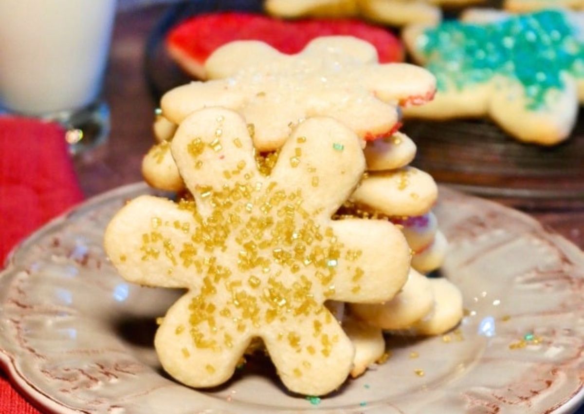 Cut out cookies on a plate.