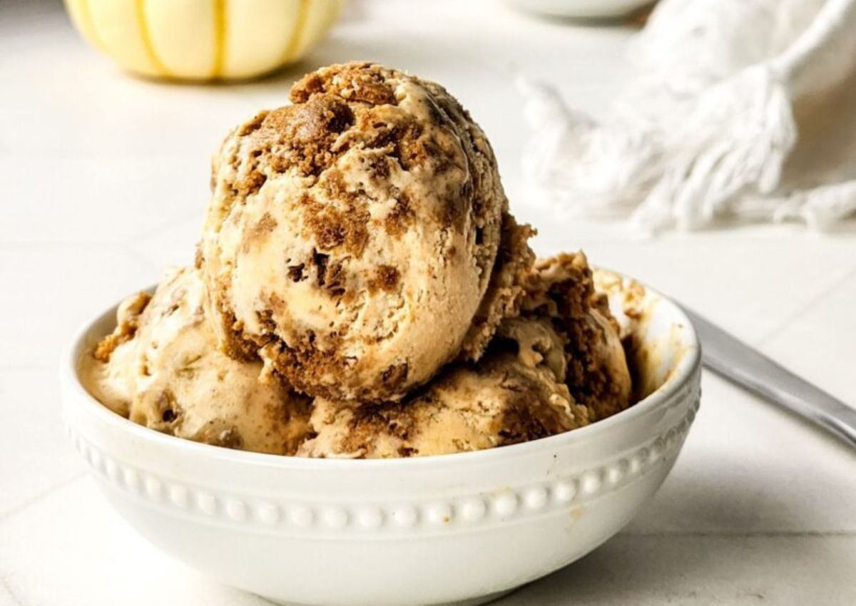 Pumpkin spice ice cream in bowl.