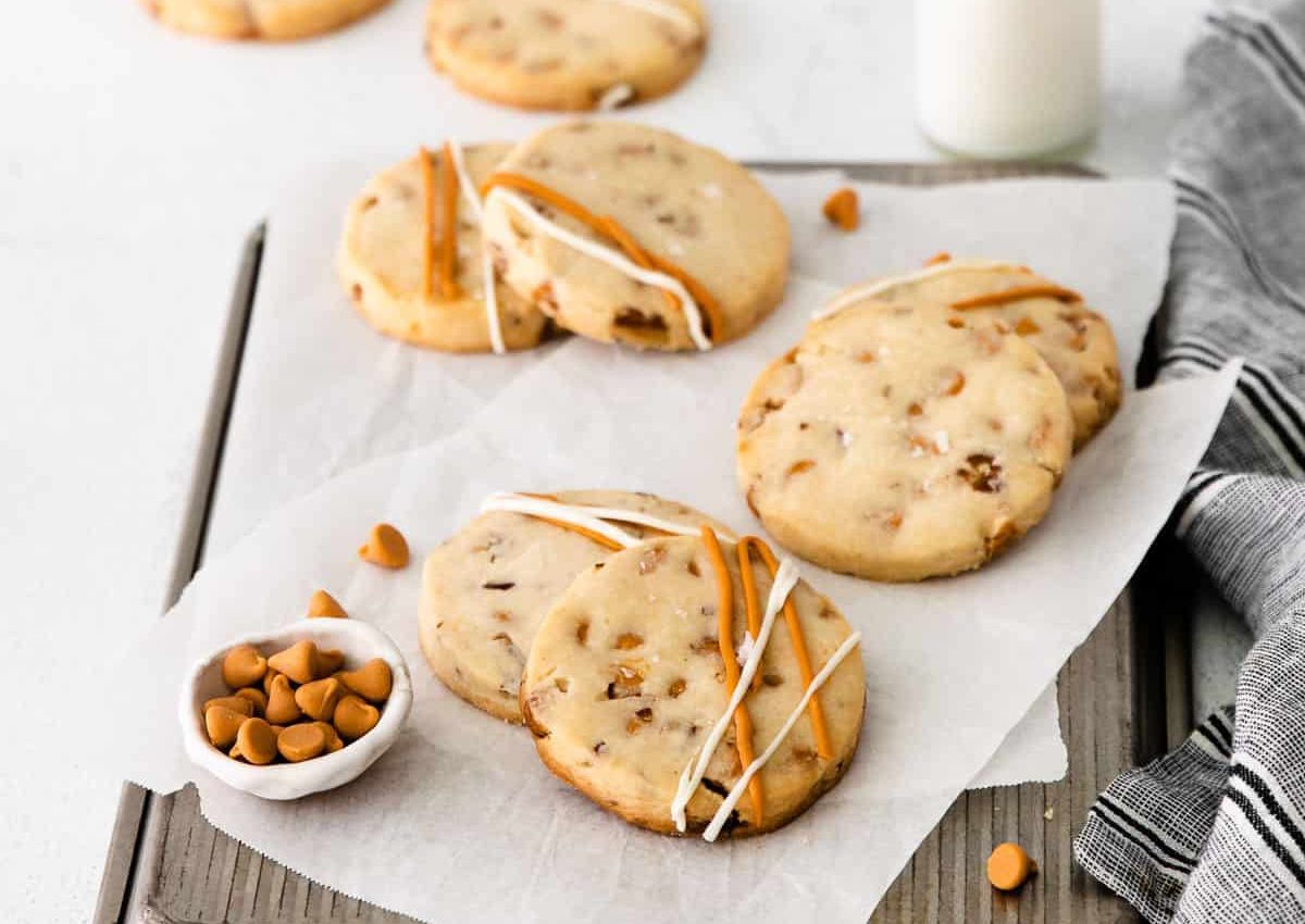 Pecan sandies on table.