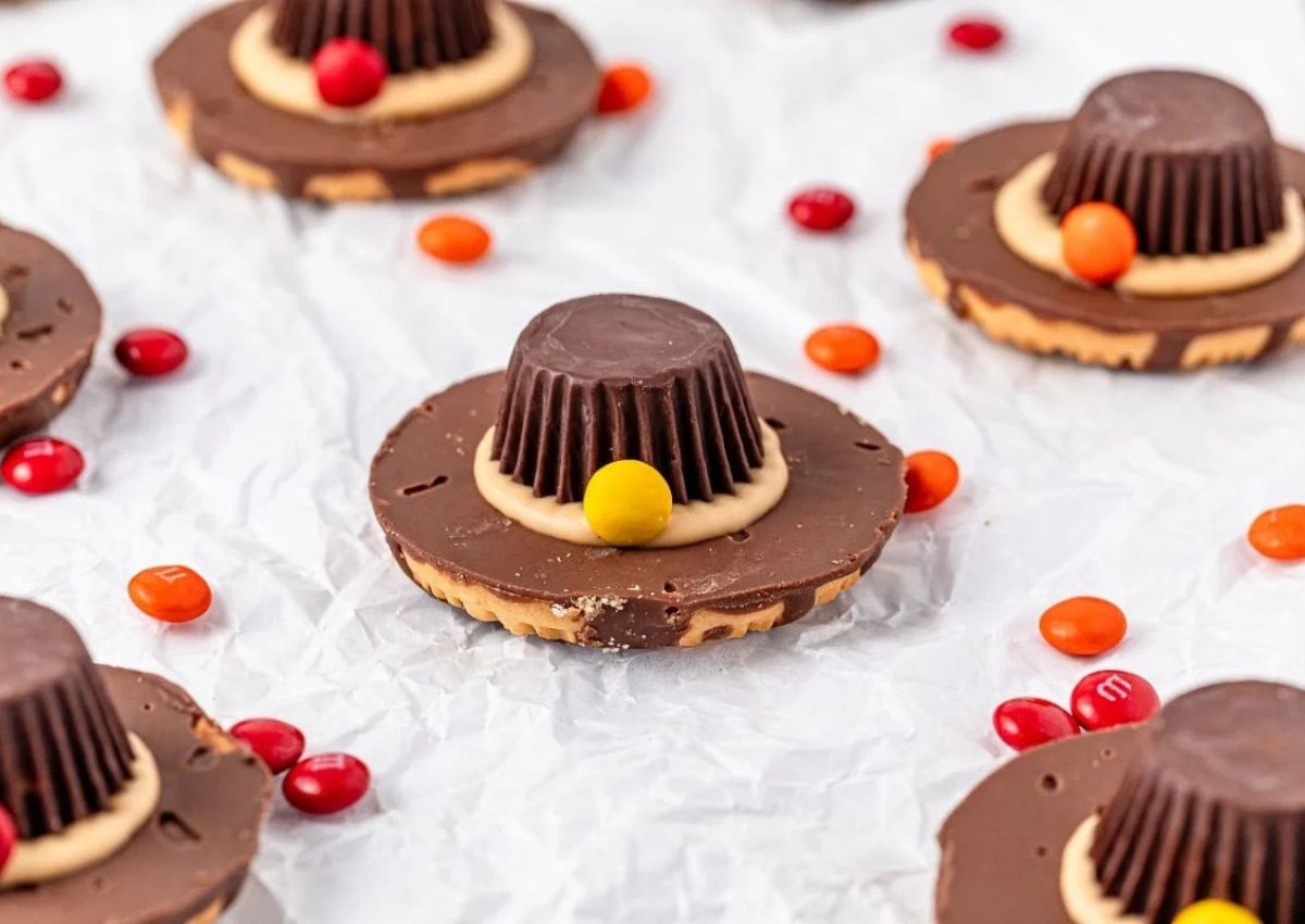 Pilgram hat cookies on a baking sheet.