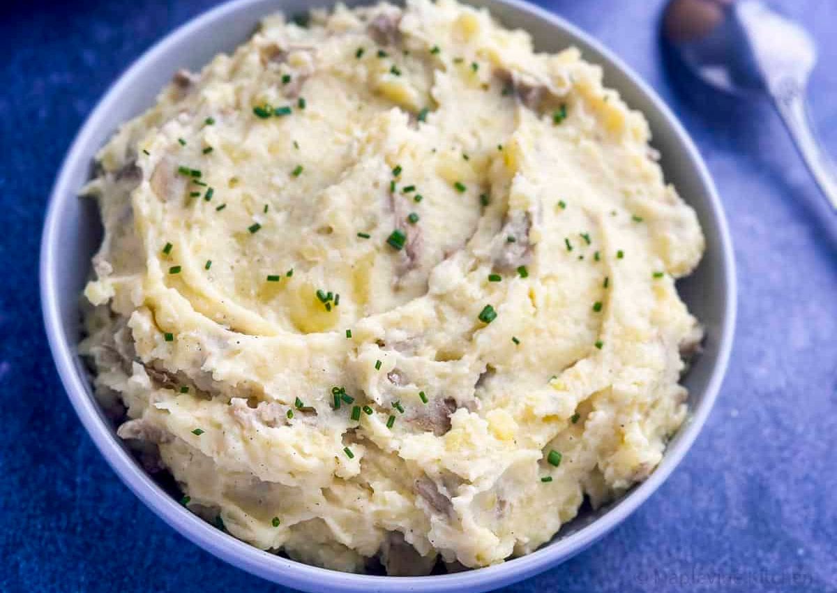 Mashed potaotes in bowl.