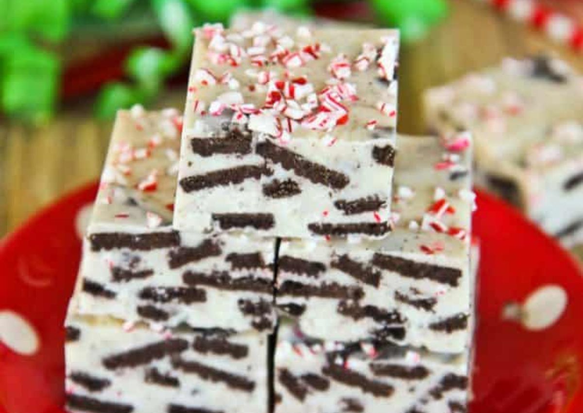 Cookies And Cream Fudge on a plate