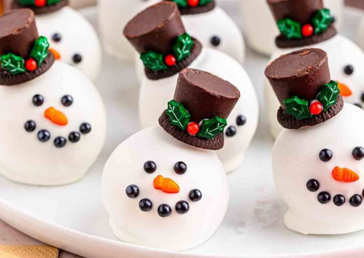 Oreo balls shaped like a snowman with hat
