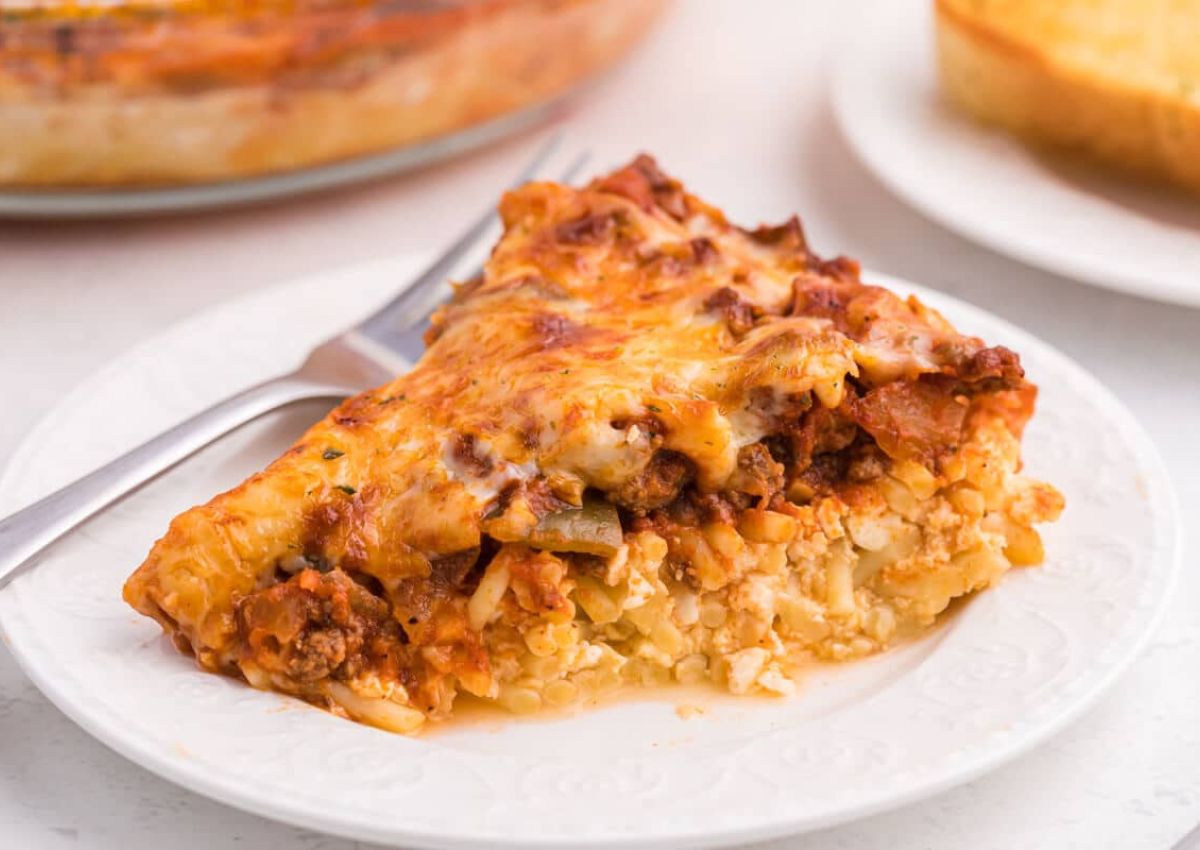 Slice of spaghetti pie on plate.