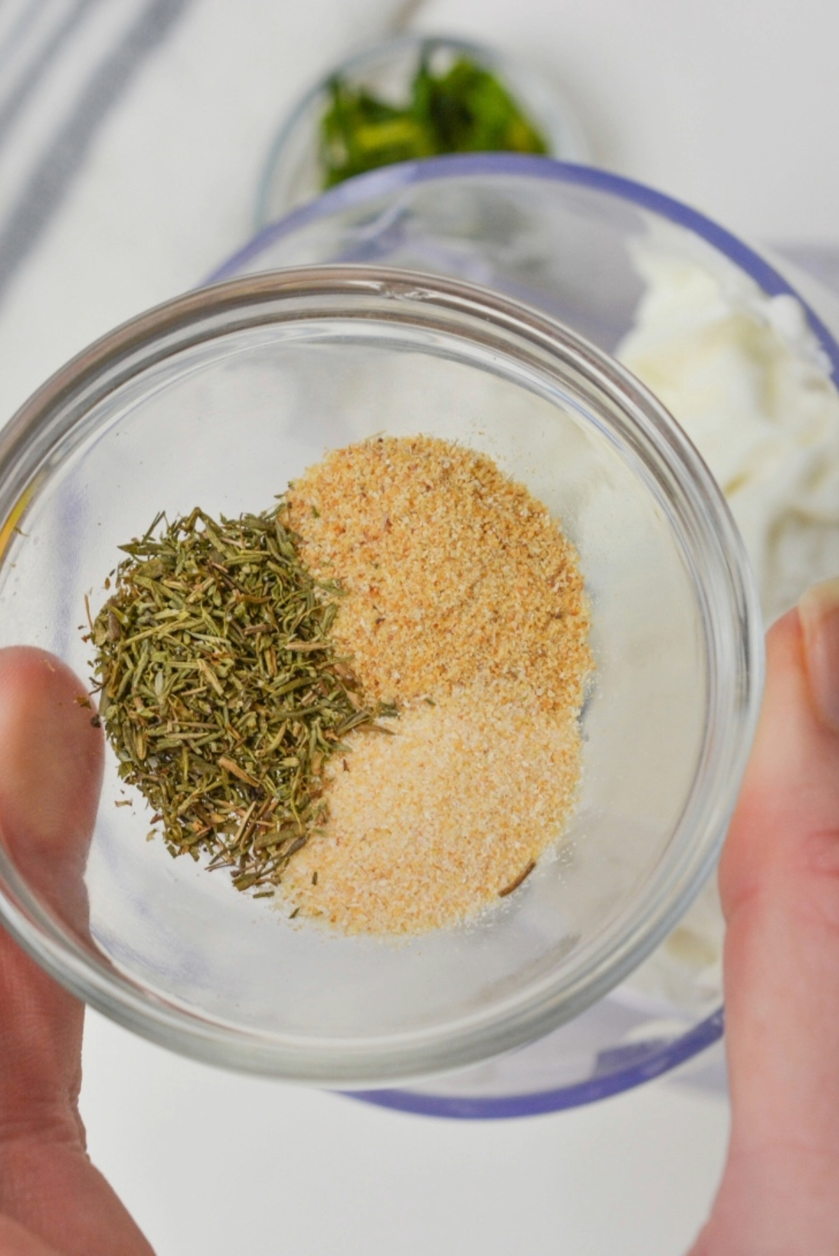 A mix of garlic, onion powder and dried thyme in a small bowl.