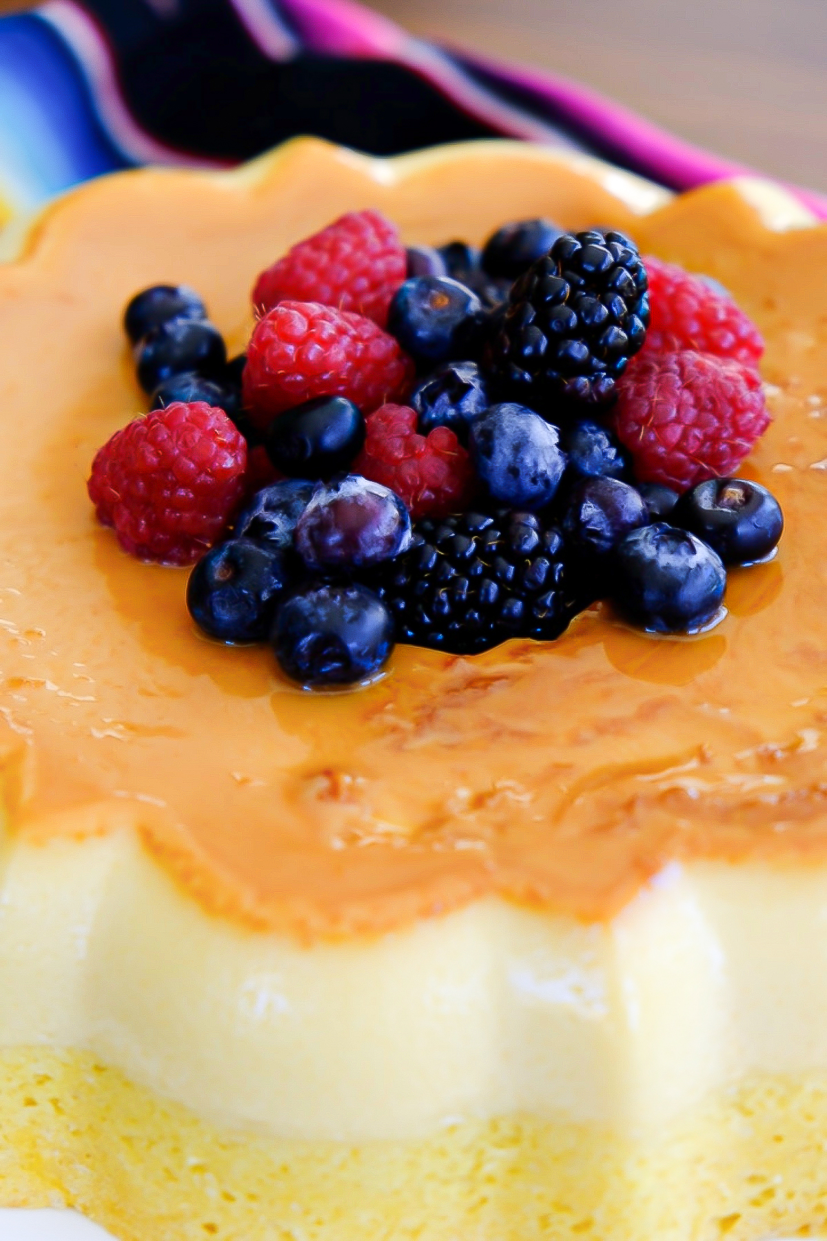 Close view of flan cake.
