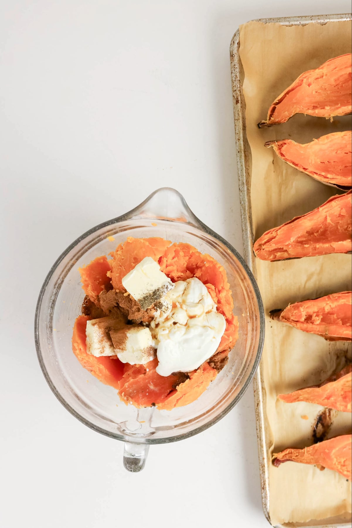 A bowl with the filling of cooked sweet potatoes with butter and spices.
